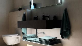 Naše nová koupelna s velkoformátovými obklady přináší eleganci a moderní vzhled. Minimalistický design doplněný stylovými...